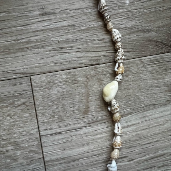 17” Shell Necklace - Picture 3 of 3